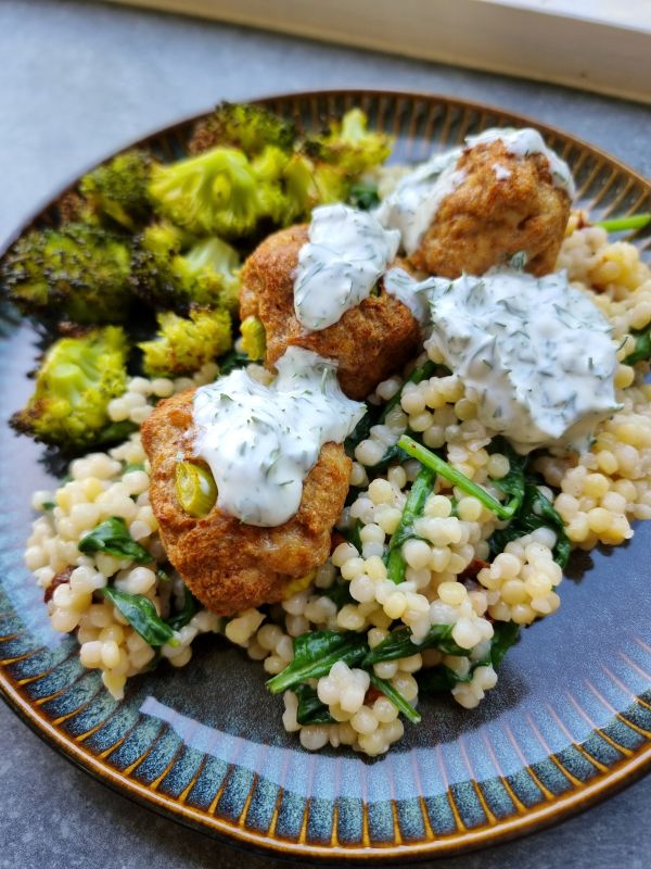 Kipgehaktballetjes met parelcouscous