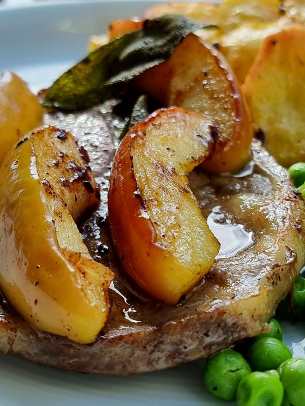 Karbonades met appel en salie