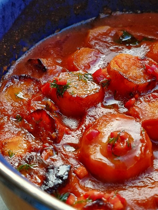 Zoete aardappelen in tomaten-limoensaus