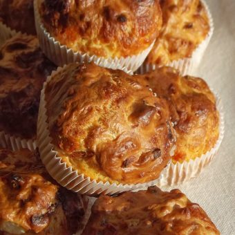 Muffins met sjalotten en Parmezaanse kaas