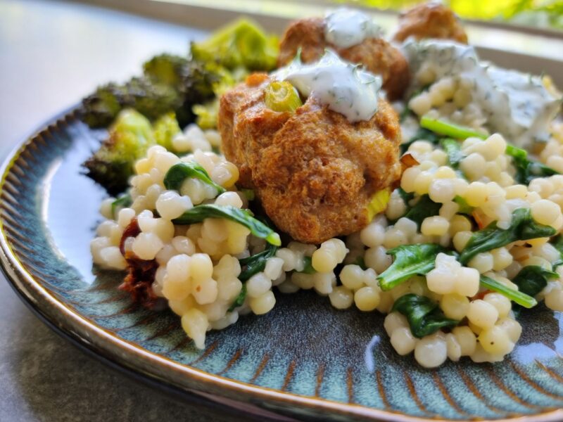 Kipgehaktballetjes met parelcouscous