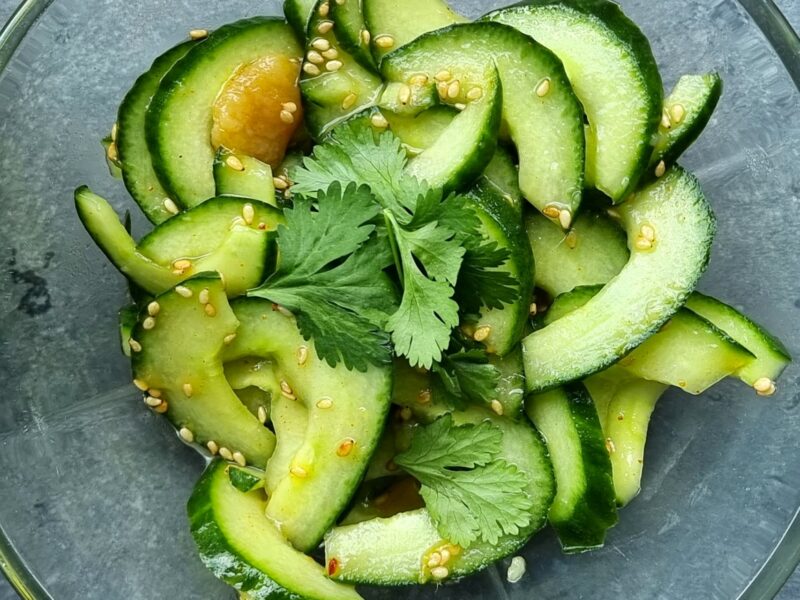 Komkommer met mangochutney