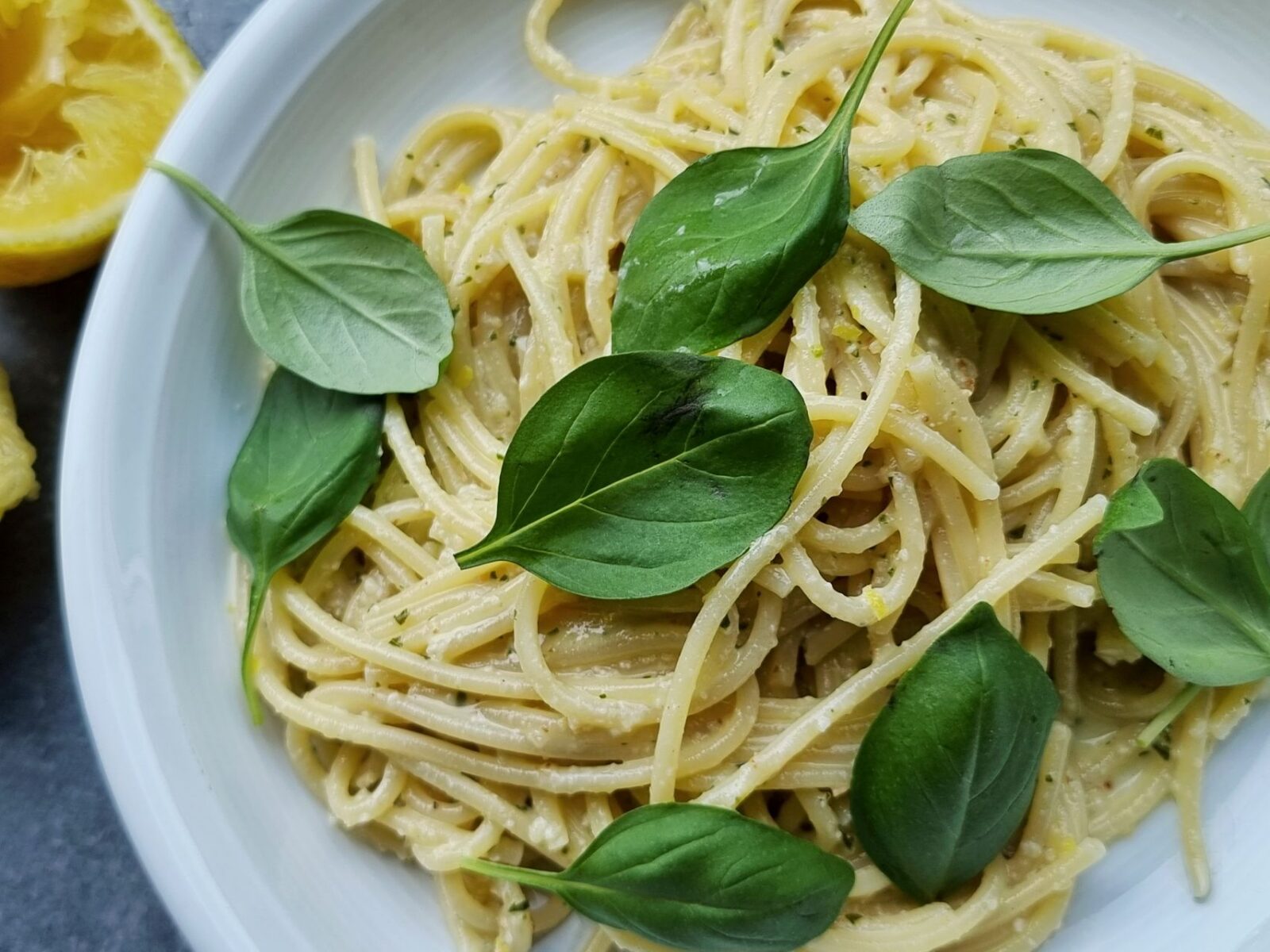 Donna Hay's spaghetti met citroenpesto