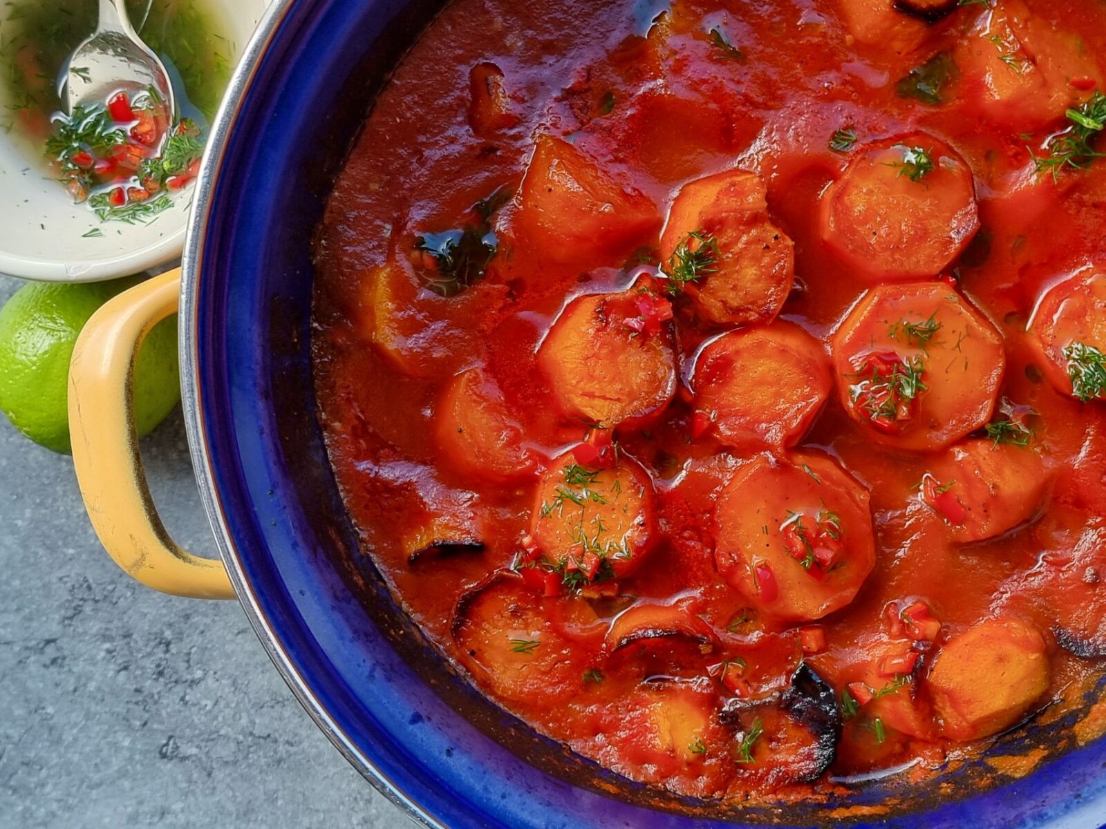 Zoete aardappelen in tomaten-limoensaus