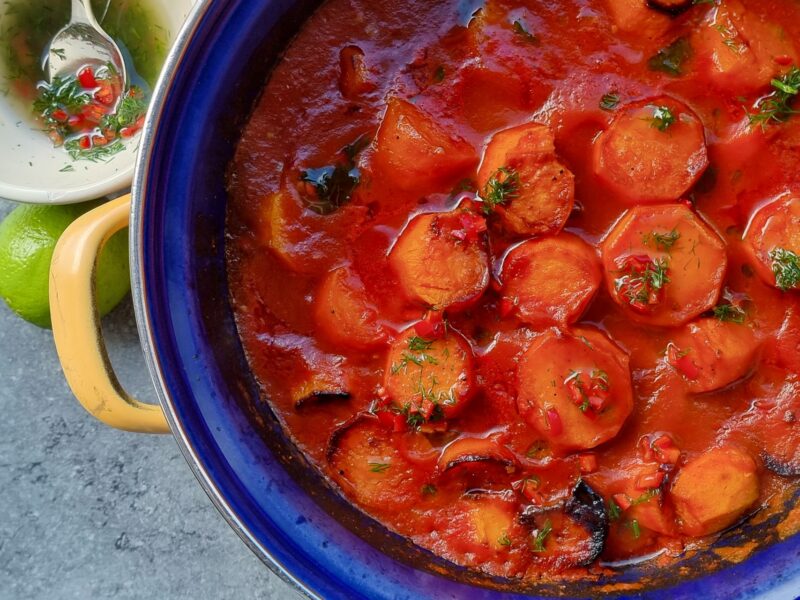 Zoete aardappelen in tomaten-limoensaus